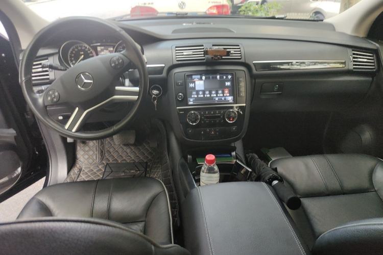 Used Mercedes-Benz R-Class 2017 R 320 4MATIC Business Edition Prestige Model Center Console
