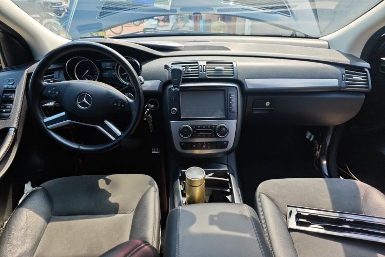 Used Mercedes-Benz R-Class 2017 R 320 4MATIC Business Edition Prestige Model Center Console
