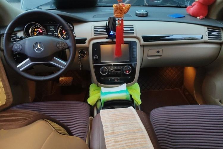 Used Mercedes-Benz R-Class 2017 R 320 4MATIC Business Edition Prestige Model Center Console