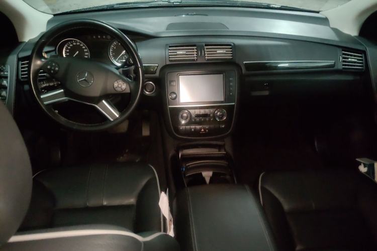 Used Mercedes-Benz R-Class 2017 R 320 4MATIC Business Edition Prestige Model Center Console