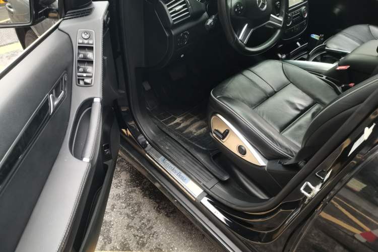 Used Mercedes-Benz R-Class 2017 R 400 4MATIC Exclusive Edition Driver Seat