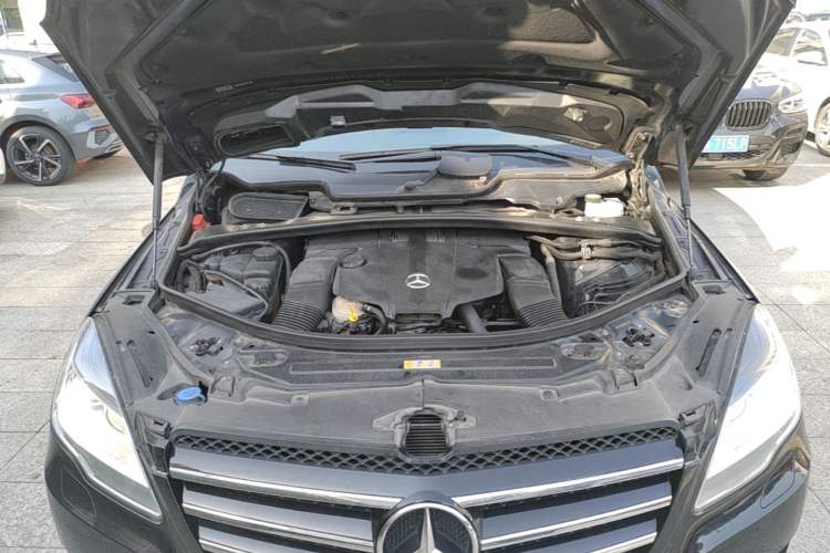 Used Mercedes-Benz R-Class 2017 R 320 4MATIC Business Edition Prestige Model Engine Bay