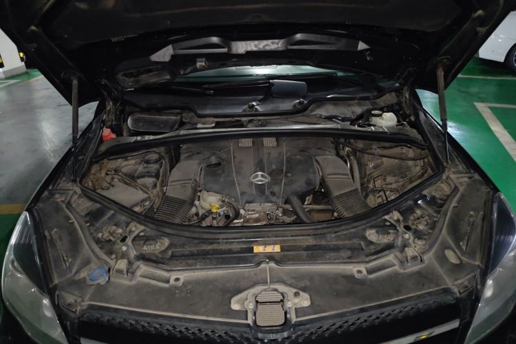 Used Mercedes-Benz R-Class 2017 R 320 4MATIC Luxury Collection Edition Engine Bay