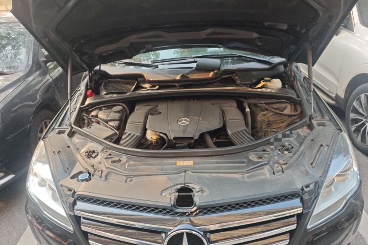 Used Mercedes-Benz R-Class 2017 R 400 4MATIC Exclusive Edition Engine Bay