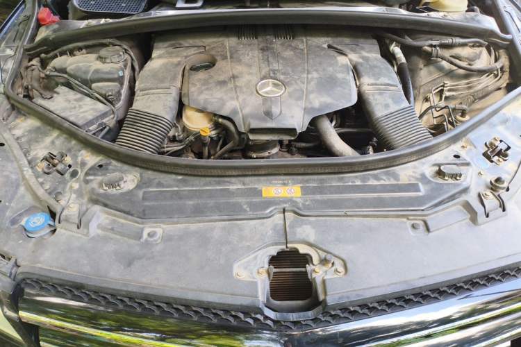 Used Mercedes-Benz R-Class 2017 R 320 4MATIC Business Edition Prestige Model Engine Bay