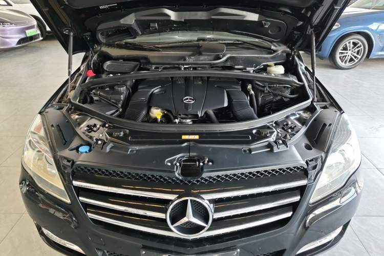 Used Mercedes-Benz R-Class 2017 R 320 4MATIC Business Edition Prestige Model Engine Bay