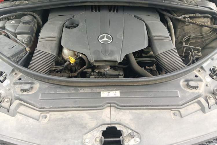Used Mercedes-Benz R-Class 2017 R 320 4MATIC Business Edition Prestige Model Engine Bay