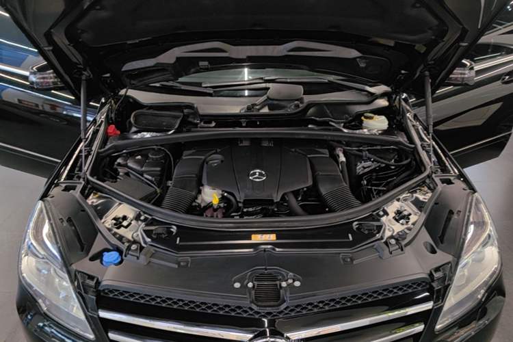 Used Mercedes-Benz R-Class 2017 R 320 4MATIC Business Edition Prestige Model Engine Bay
