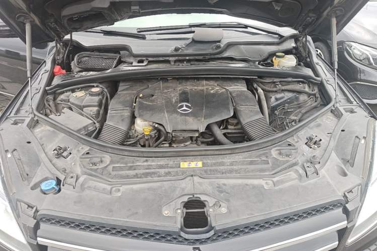 Used Mercedes-Benz R-Class 2017 R 320 4MATIC Business Edition Prestige Model Engine Bay
