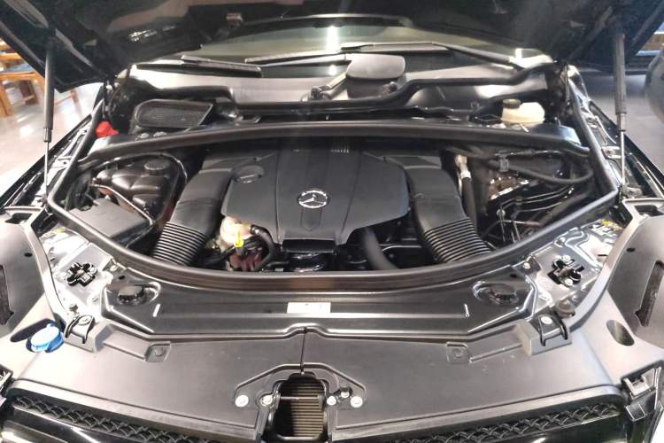 Used Mercedes-Benz R-Class 2017 R 320 4MATIC Business Edition Prestige Model Engine Bay
