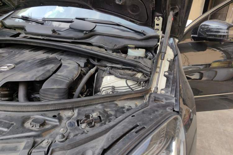 Used Mercedes-Benz R-Class 2017 R 320 4MATIC Business Edition Prestige Model Engine Bay Left