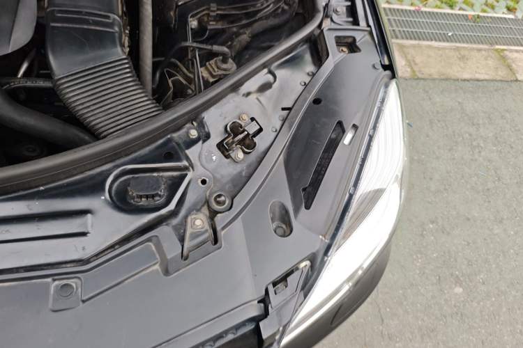 Used Mercedes-Benz R-Class 2017 R 320 4MATIC Business Edition Prestige Model Engine Bay Left