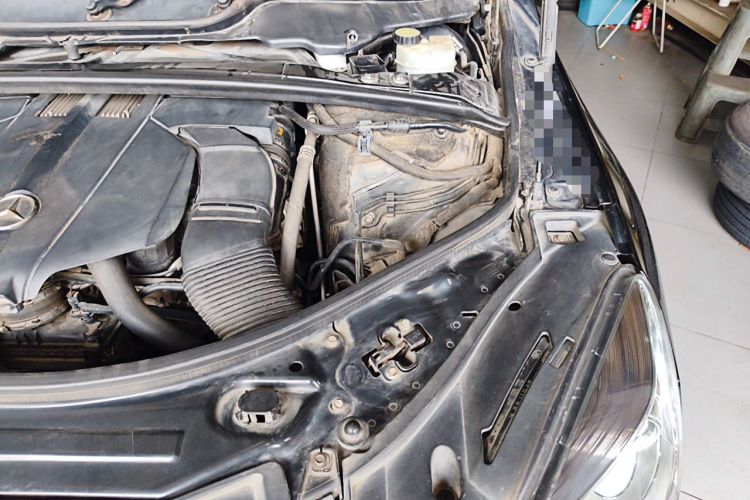 Used Mercedes-Benz R-Class 2017 R 320 4MATIC Business Edition Prestige Model Engine Bay Left