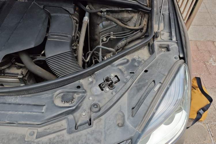Used Mercedes-Benz R-Class 2017 R 320 4MATIC Business Edition Prestige Model Engine Bay Left