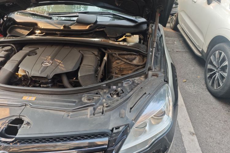 Used Mercedes-Benz R-Class 2017 R 400 4MATIC Exclusive Edition Engine Bay Left