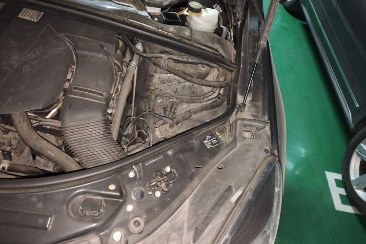 Used Mercedes-Benz R-Class 2017 R 320 4MATIC Business Edition Prestige Model Engine Bay Left