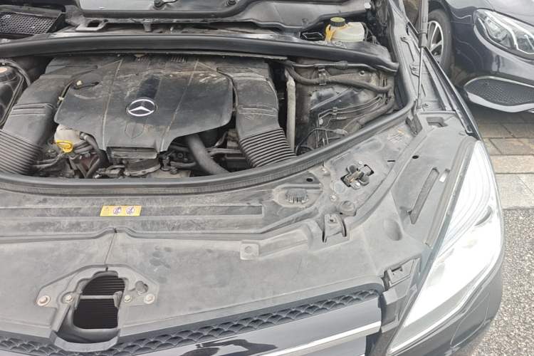 Used Mercedes-Benz R-Class 2017 R 320 4MATIC Business Edition Prestige Model Engine Bay Left