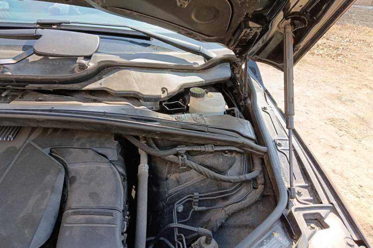 Used Mercedes-Benz R-Class 2017 R 320 4MATIC Business Edition Prestige Model Engine Bay Left