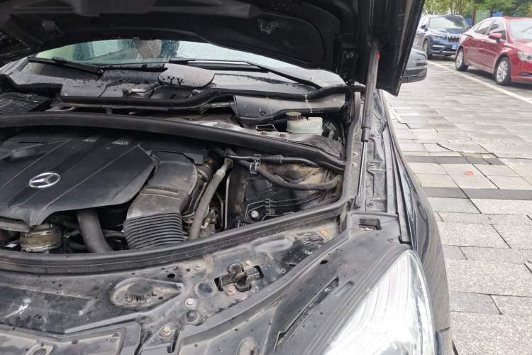 Used Mercedes-Benz R-Class 2017 R 320 4MATIC Business Edition Prestige Model Engine Bay Left