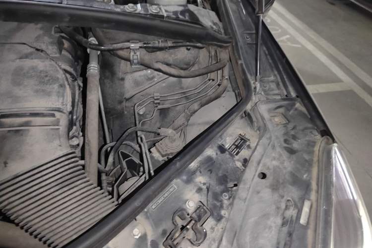Used Mercedes-Benz R-Class 2017 R 320 4MATIC Luxury Collection Edition Engine Bay Left