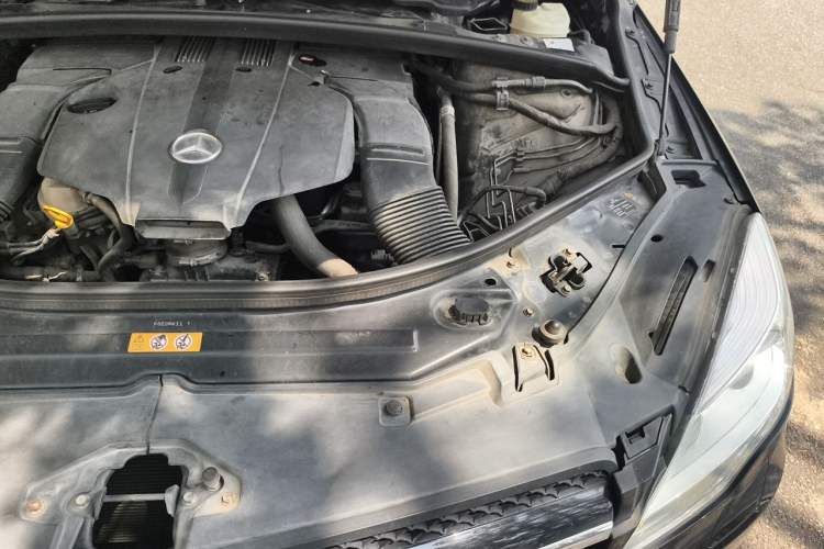 Used Mercedes-Benz R-Class 2017 R 320 4MATIC Business Edition Prestige Model Engine Bay Left