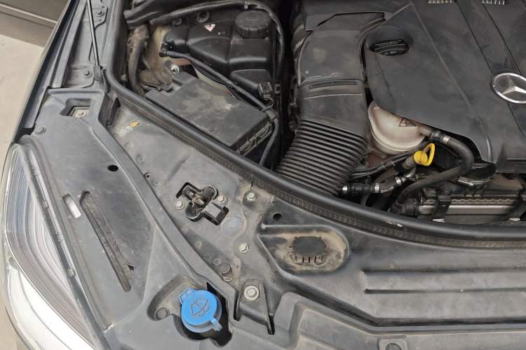 Used Mercedes-Benz R-Class 2017 R 320 4MATIC Business Edition Prestige Model Engine Bay Right