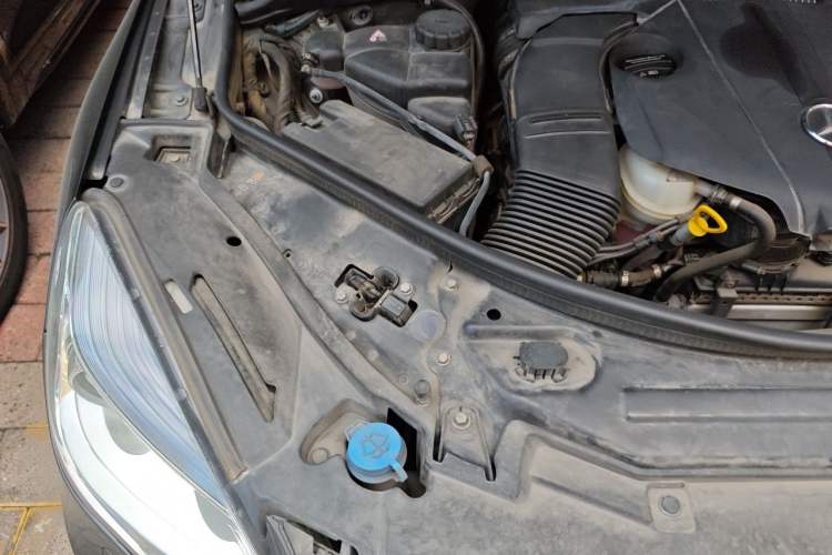 Used Mercedes-Benz R-Class 2017 R 320 4MATIC Business Edition Prestige Model Engine Bay Right