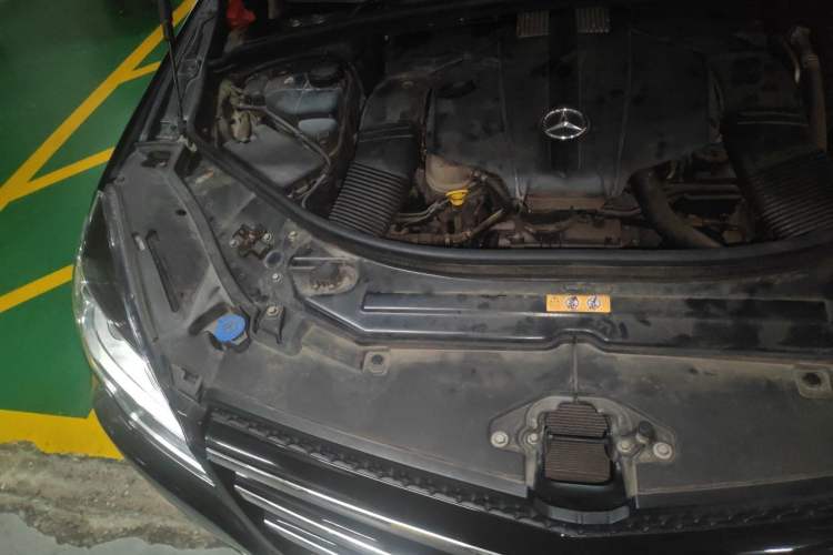 Used Mercedes-Benz R-Class 2017 R 320 4MATIC Business Edition Prestige Model Engine Bay Right