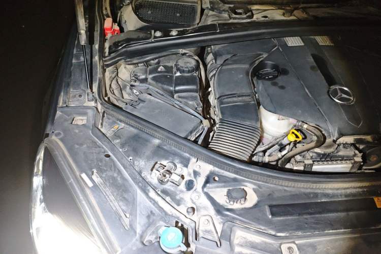 Used Mercedes-Benz R-Class 2017 R 400 4MATIC Exclusive Edition Engine Bay Right