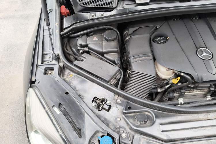 Used Mercedes-Benz R-Class 2017 R 320 4MATIC Business Edition Prestige Model Engine Bay Right