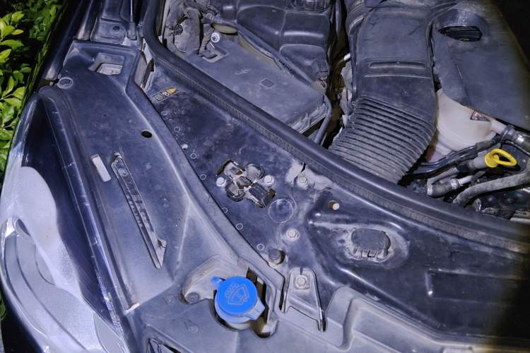 Used Mercedes-Benz R-Class 2017 R 320 4MATIC Business Edition Prestige Model Engine Bay Right