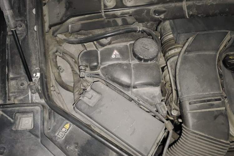 Used Mercedes-Benz R-Class 2017 R 320 4MATIC Business Edition Prestige Model Engine Bay Right