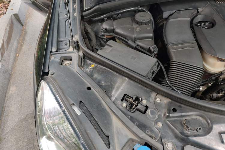 Used Mercedes-Benz R-Class 2017 R 320 4MATIC Business Edition Prestige Model Engine Bay Right
