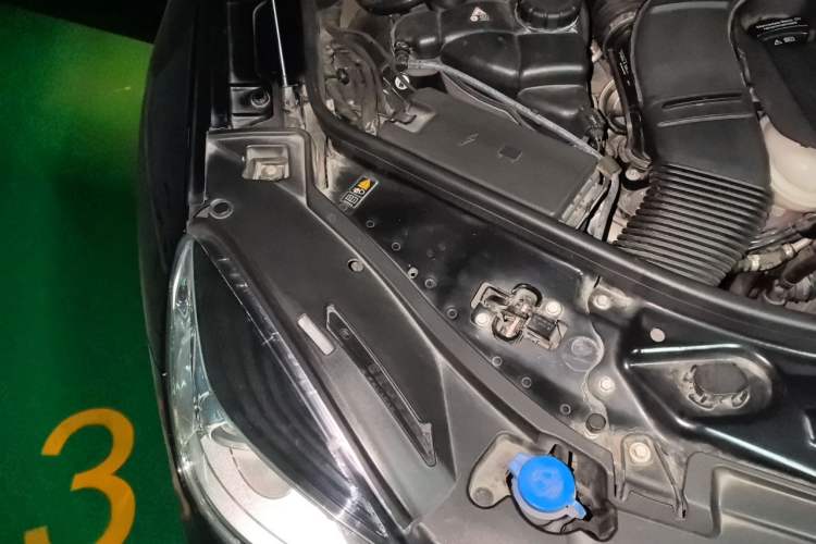 Used Mercedes-Benz R-Class 2017 R 320 4MATIC Business Edition Prestige Model Engine Bay Right