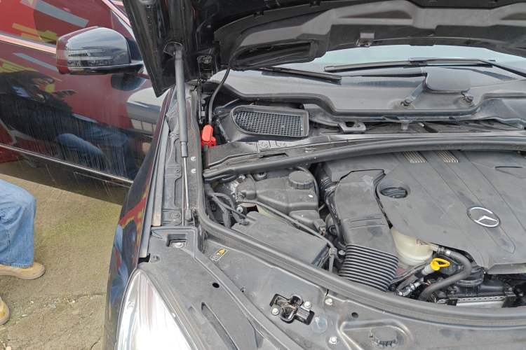 Used Mercedes-Benz R-Class 2017 R 320 4MATIC Business Edition Prestige Model Engine Bay Right