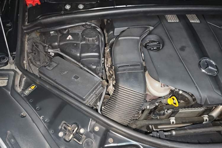 Used Mercedes-Benz R-Class 2017 R 320 4MATIC Business Edition Prestige Model Engine Bay Right