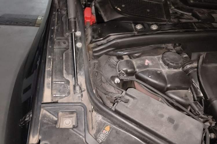Used Mercedes-Benz R-Class 2017 R 320 4MATIC Luxury Collection Edition Engine Bay Right