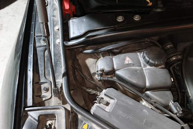 Used Mercedes-Benz R-Class 2017 R 320 4MATIC Business Edition Prestige Model Engine Bay Right