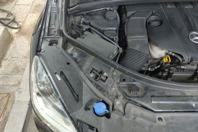 Used Mercedes-Benz R-Class 2017 R 320 4MATIC Business Edition Prestige Model Engine Bay Right