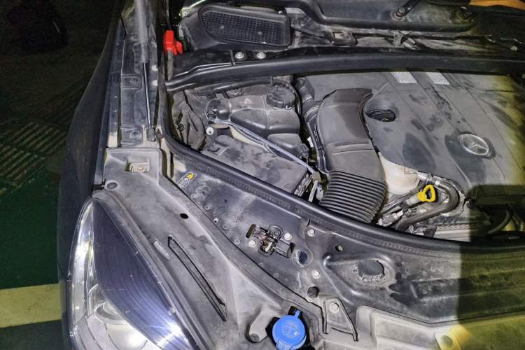 Used Mercedes-Benz R-Class 2017 R 320 4MATIC Business Edition Prestige Model Engine Bay Right
