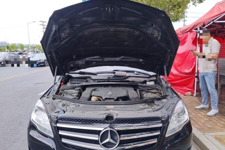 Used Mercedes-Benz R-Class 2017 R 320 4MATIC Luxury Collection Edition Engine Bay