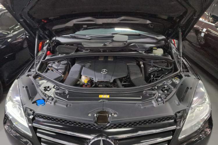 Used Mercedes-Benz R-Class 2017 R 320 4MATIC Business Edition Prestige Model Engine Bay