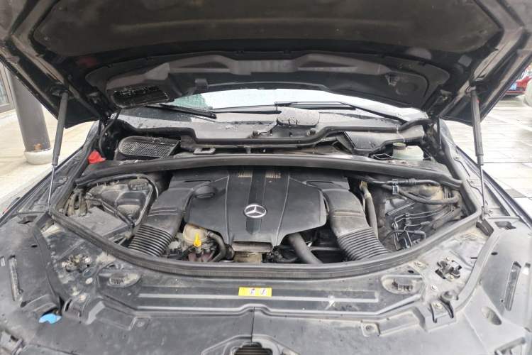 Used Mercedes-Benz R-Class 2017 R 320 4MATIC Business Edition Prestige Model Engine Bay