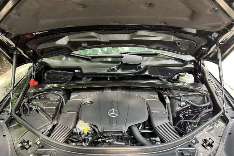 Used Mercedes-Benz R-Class 2017 R 320 4MATIC Business Edition Prestige Model Engine Bay