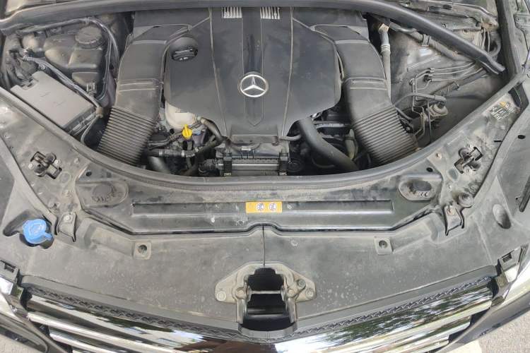 Used Mercedes-Benz R-Class 2017 R 320 4MATIC Business Edition Prestige Model Engine Bay