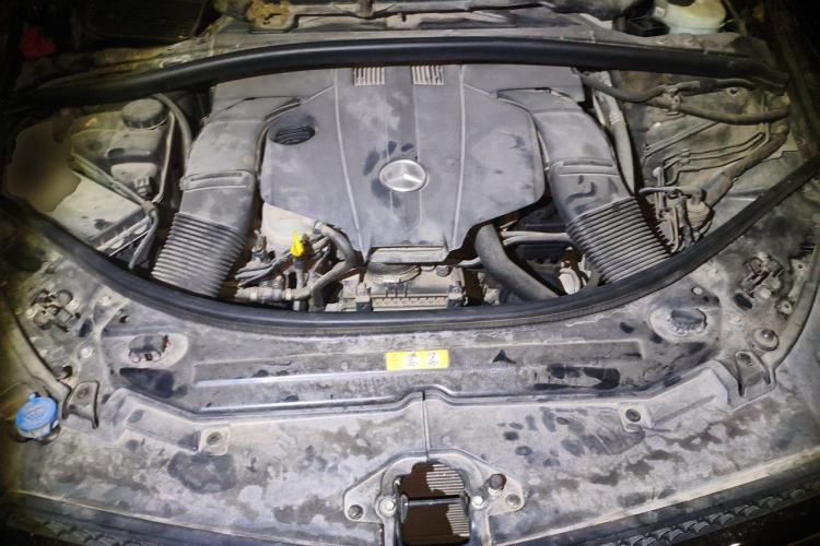 Used Mercedes-Benz R-Class  Engine Bay