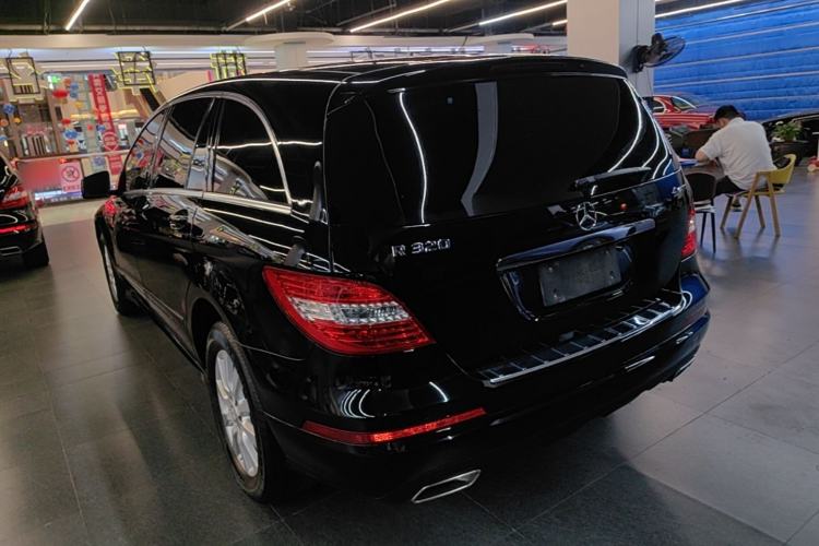 Used Mercedes-Benz R-Class 2017 R 320 4MATIC Business Edition Prestige Model Exterior 2