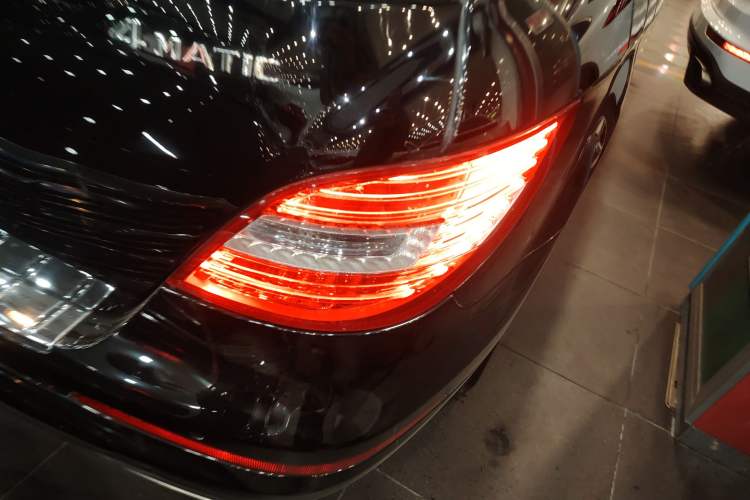 Used Mercedes-Benz R-Class 2017 R 320 4MATIC Business Edition Prestige Model Exterior 3