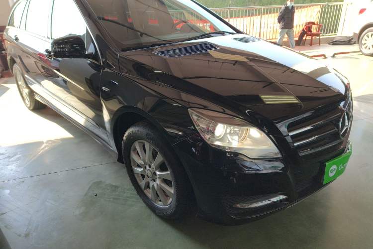 Used Mercedes-Benz R-Class 2017 R 320 4MATIC Business Edition Prestige Model Front Right 45 Deg