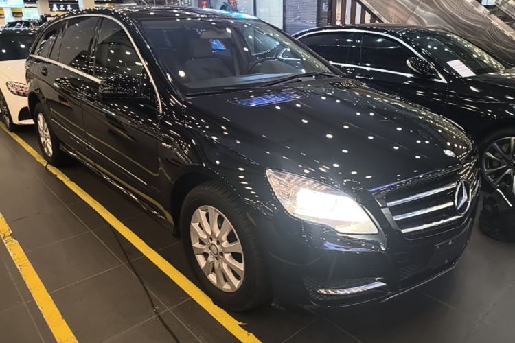 Used Mercedes-Benz R-Class 2017 R 320 4MATIC Business Edition Prestige Model Front Right 45 Deg